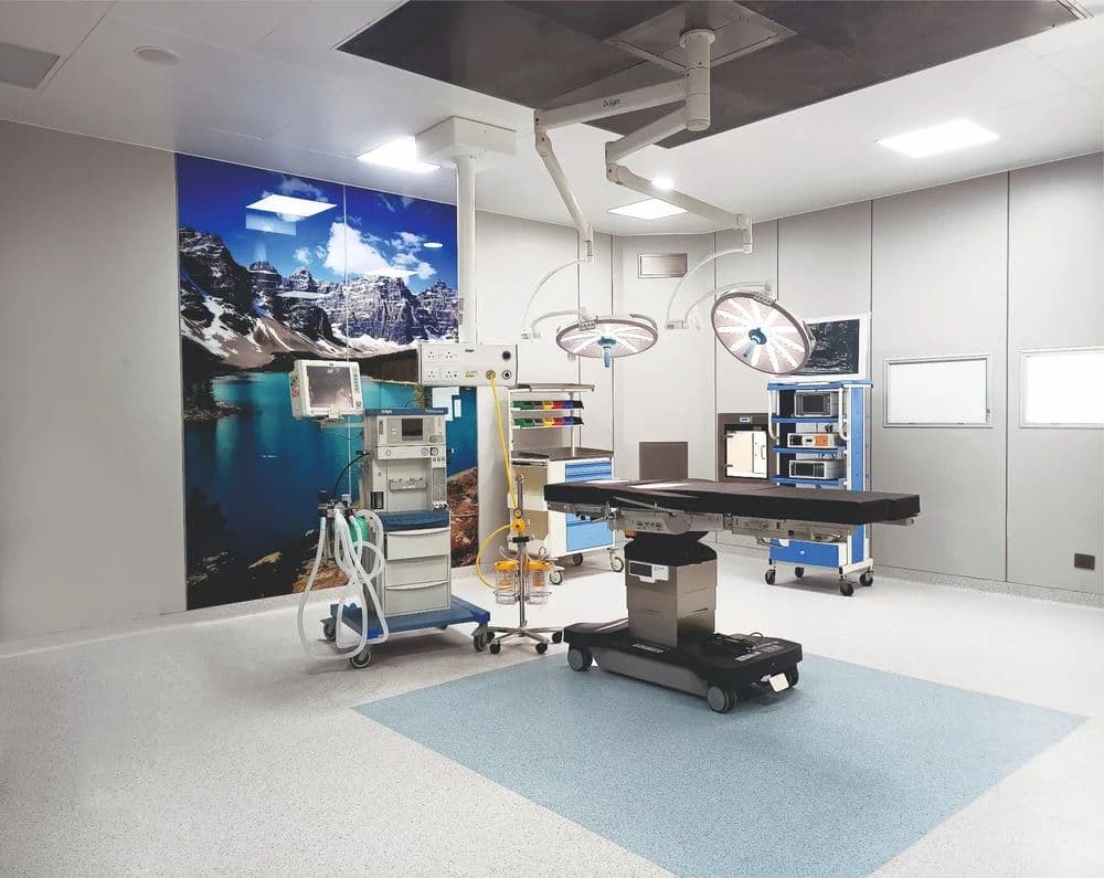 Modular operation theatre with surgical light and OT table